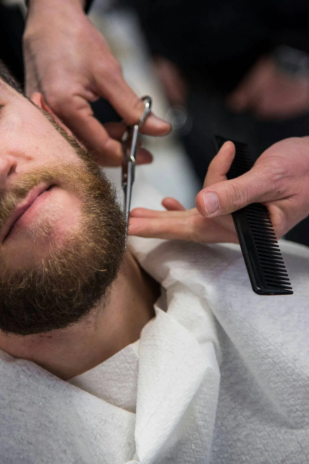Regolazione della barba con forbici e pettine