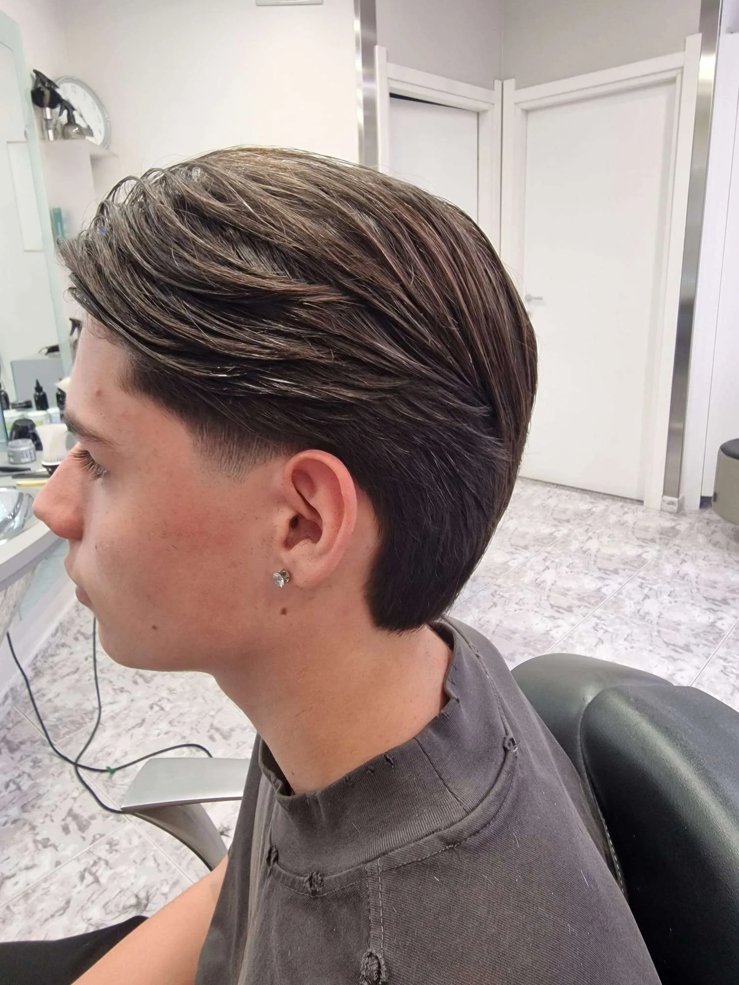 Taglio corto da uomo con sfumatura, visto di profilo