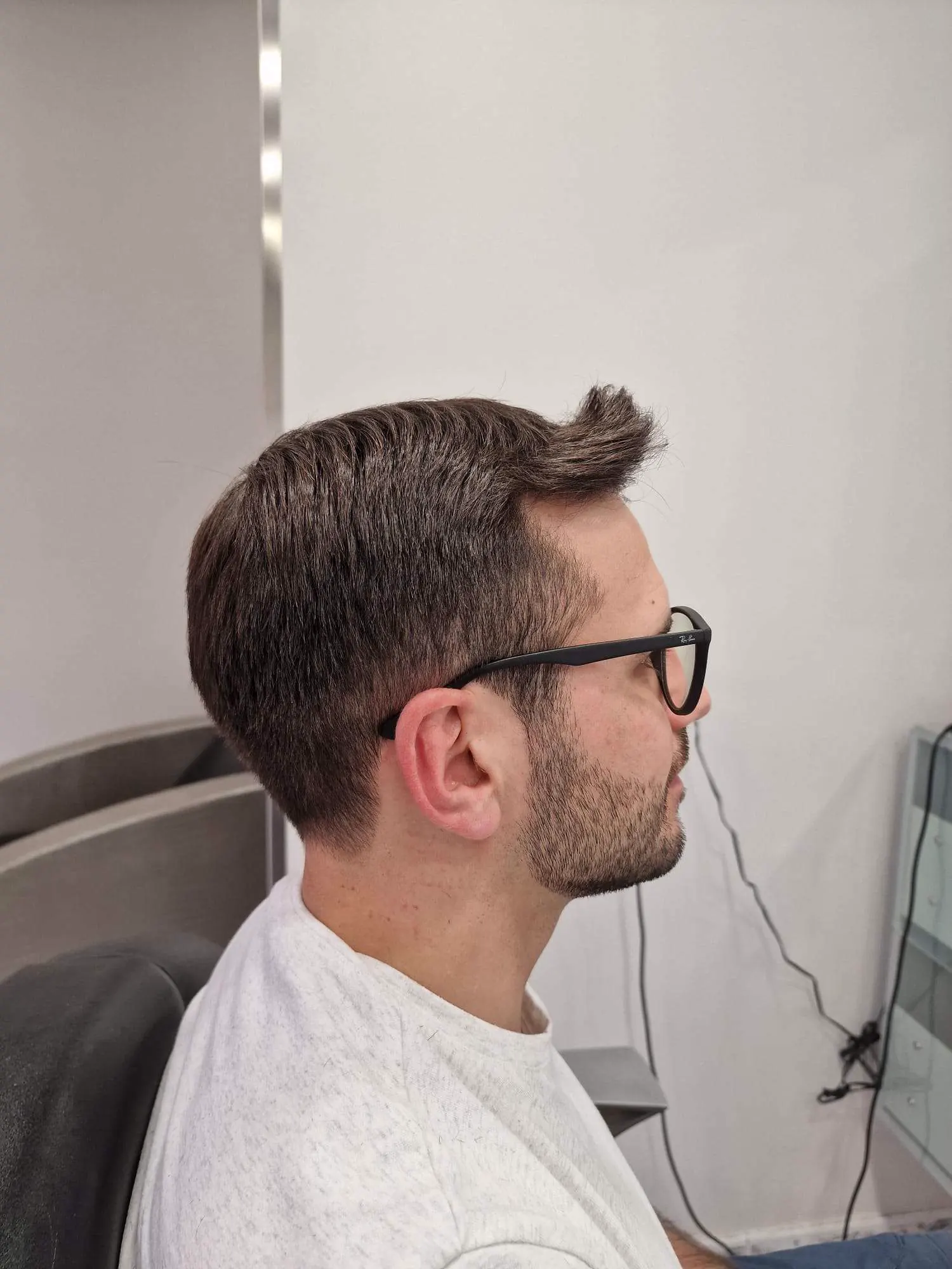 Taglio uomo corto con barba rifinita