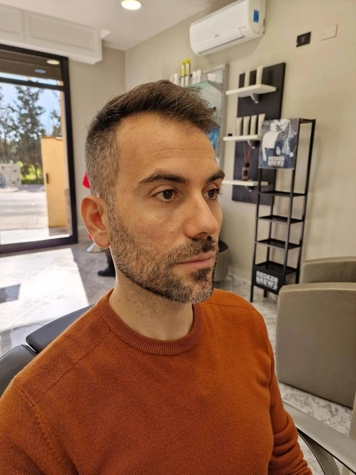 Taglio uomo con sfumatura, visto di fronte